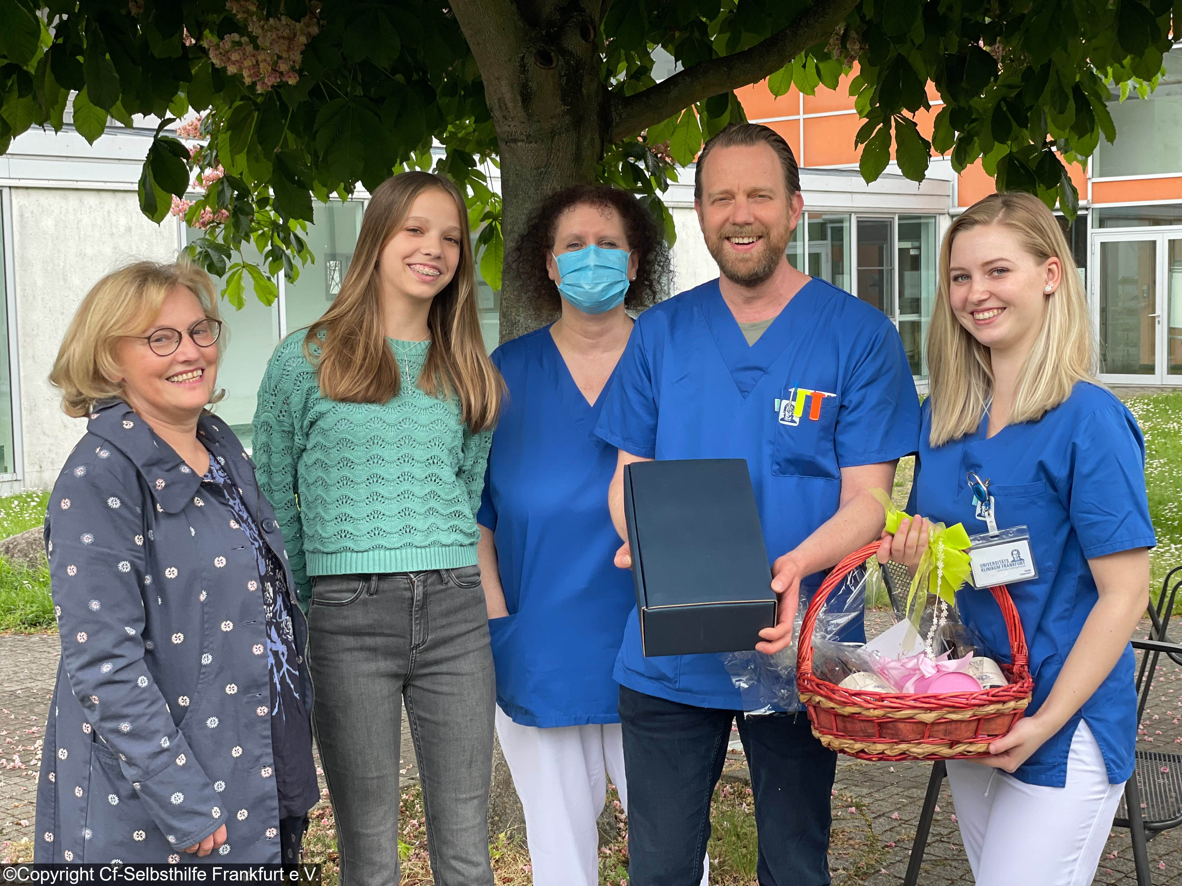 Emilia Zeller (Selbsthilfe), Emma Unkel (Patientin) danken Marion Schwarzmann, Dr. Olaf Eickmeier und Helen Charis Nöth von der CF-Kinderambulanz