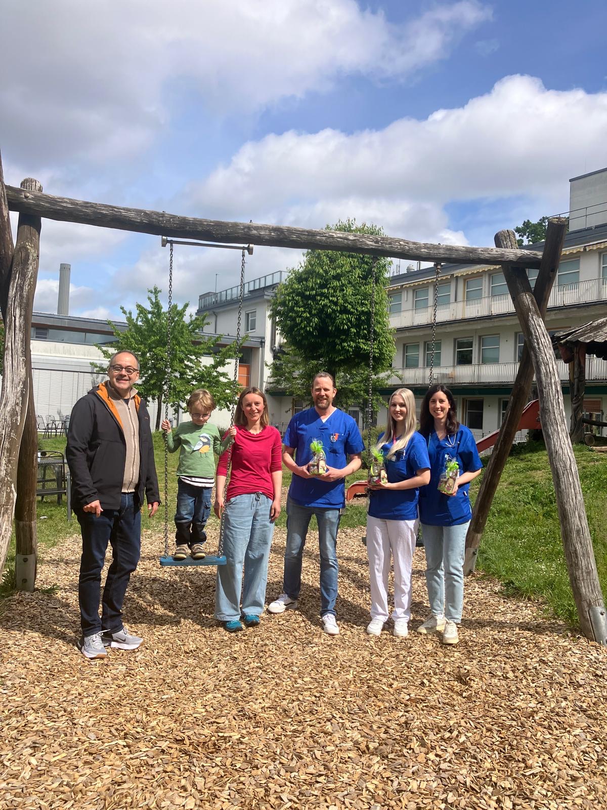 Micha Häckel (CF-Selbsthilfe Frankfurt e.V.), T. Ebert, Cora Ebert (Regionalgruppe Fulda), Dr. Olaf Eickmeier, Helen Nöth und Dr. Meral Sturmfels